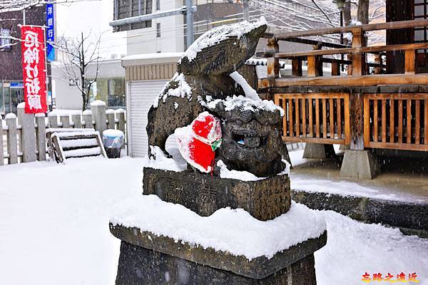 06北海道神宮頓宮本殿旁左狛犬