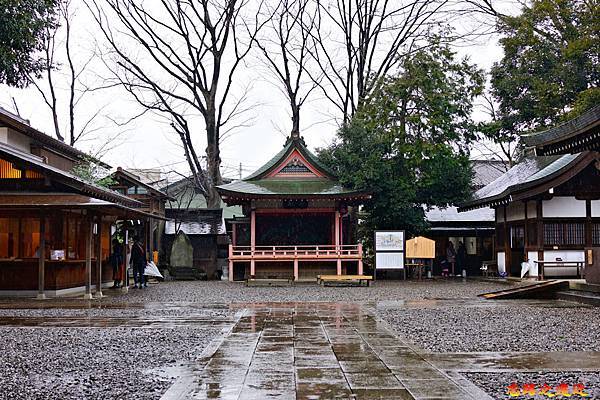 03川越冰川神社大鳥居進入面牆前庭.jpg