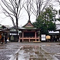 03川越冰川神社大鳥居進入面牆前庭.jpg