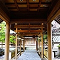 32川越冰川神社護國神社前廊道.jpg