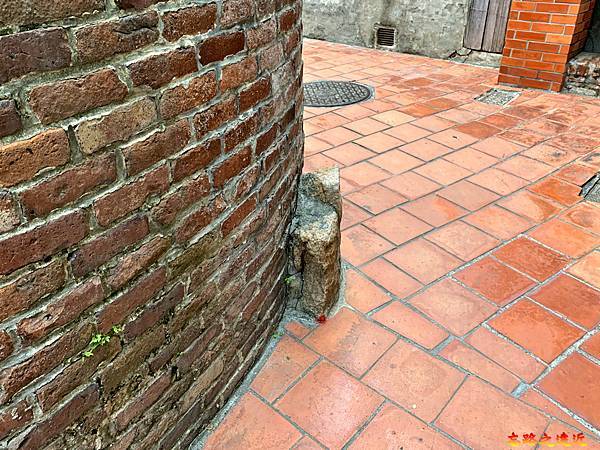 13鹿港九曲巷第三處曲點石敢當.jpg