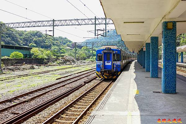 01猴硐車站月台區間車.jpg