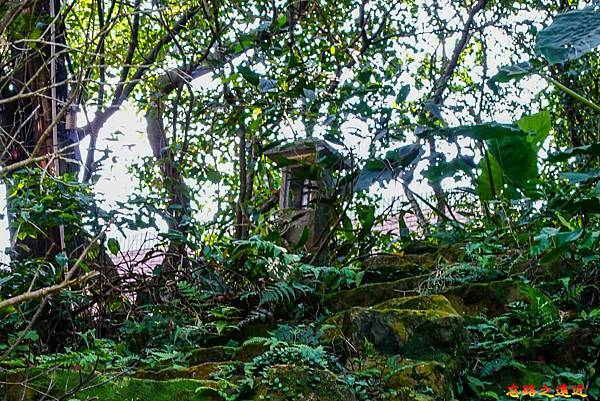 26猴硐神社後方參道石燈籠.jpg