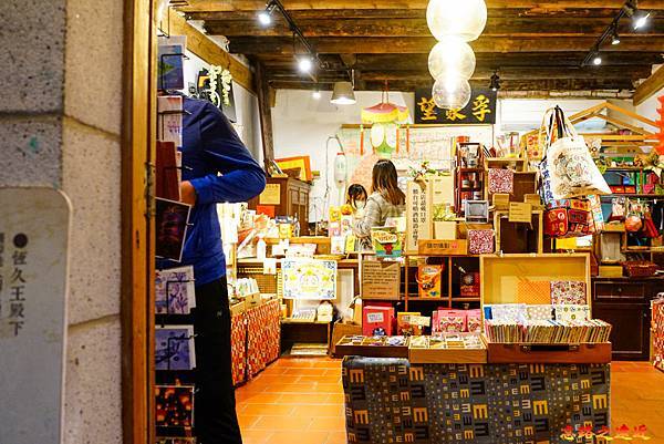 15台南神農街五條港行號藝品店外望內.jpg