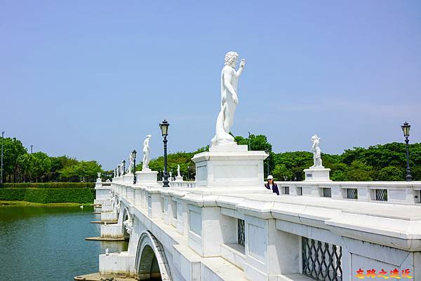 09奇美博物館奧林帕斯橋橫跨繆思湖-2.jpg