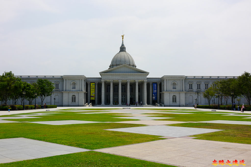 17奇美博物館繆思廣場與博物館正面.jpg