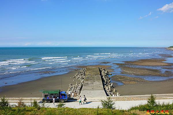 30永安漁港海螺館望東邊堤岸.jpg