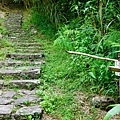 12 指南國小步道第一段長階梯路標.jpg