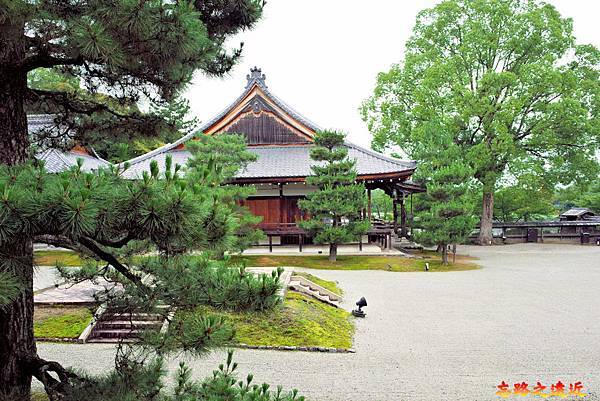 09大覺寺宸殿望石舞台五大堂.jpg