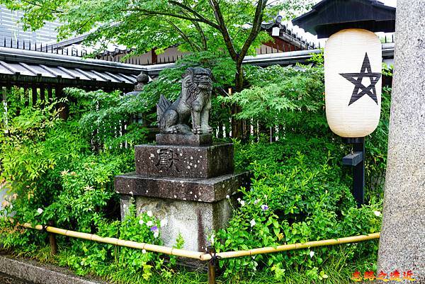 08京都晴明神社二鳥居旁石獅.jpg