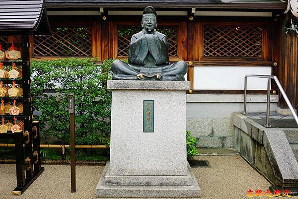 21京都晴明神社本殿旁晴明像.jpg