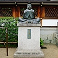 21京都晴明神社本殿旁晴明像.jpg