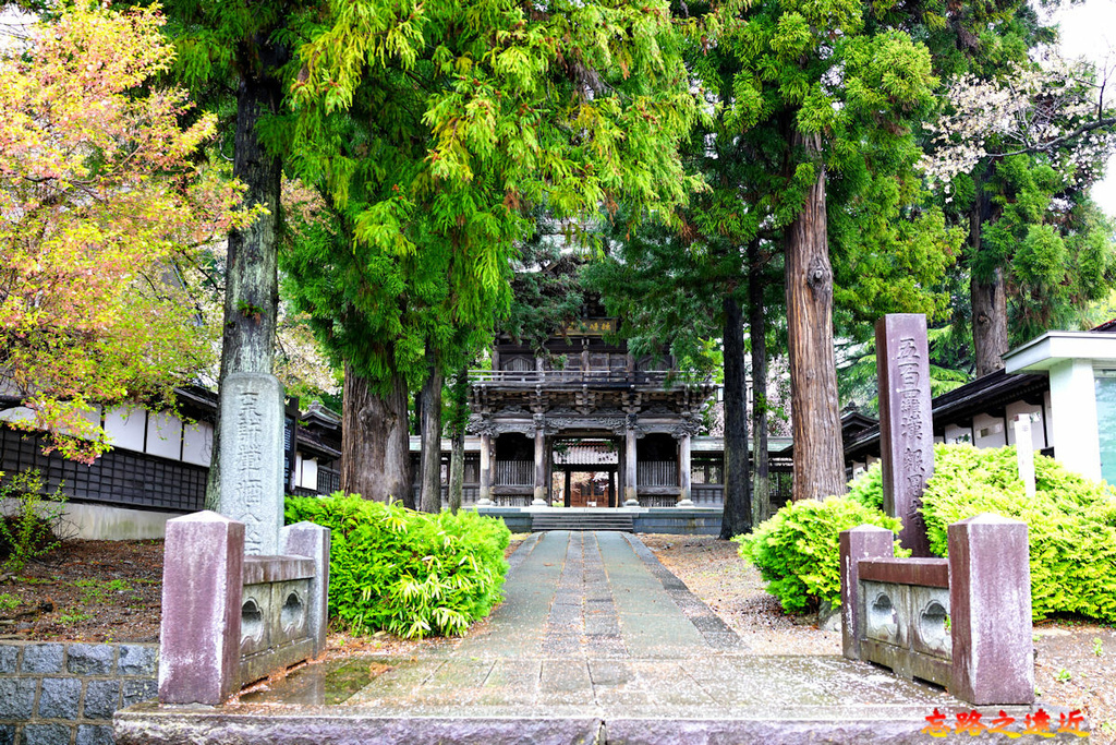 01報恩寺山門前.jpg