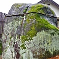 10三ツ石神社旁三石側面.jpg