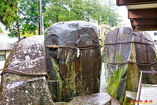 11三ツ石神社旁三石側面-2.jpg