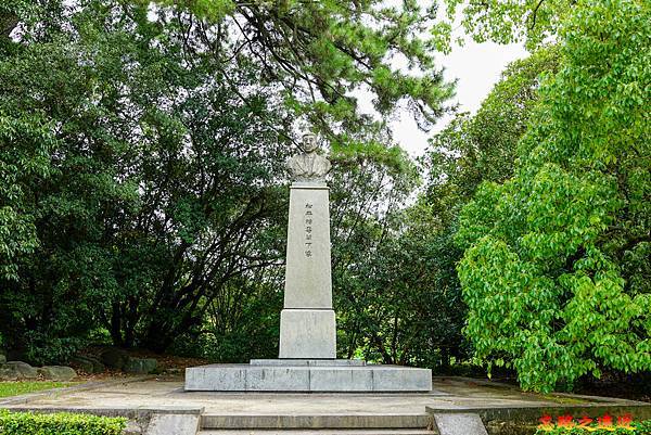 47栗林公園松平賴壽像.jpg