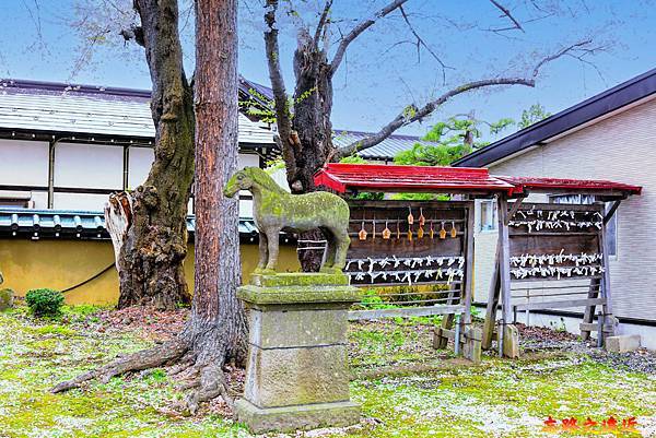 26 八阪神社石馬與繪馬牆.jpg