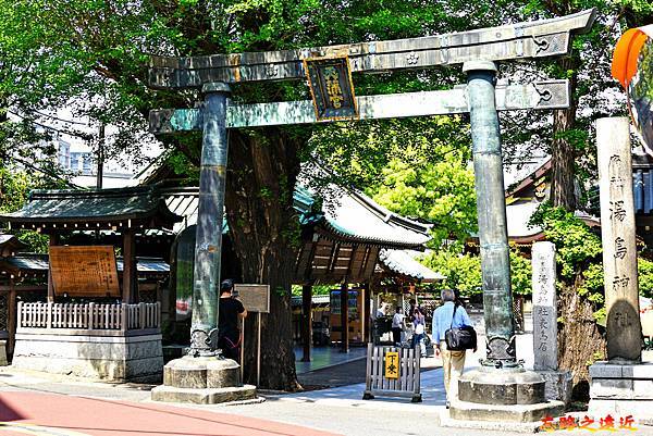 01 湯島神社入口銅鳥居.jpg