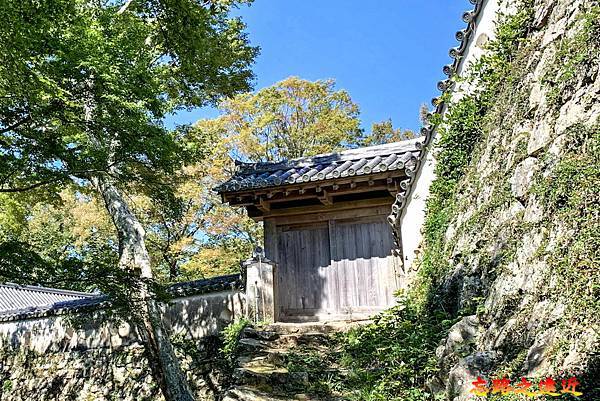 01-05 備中松山城腕木御門.jpg
