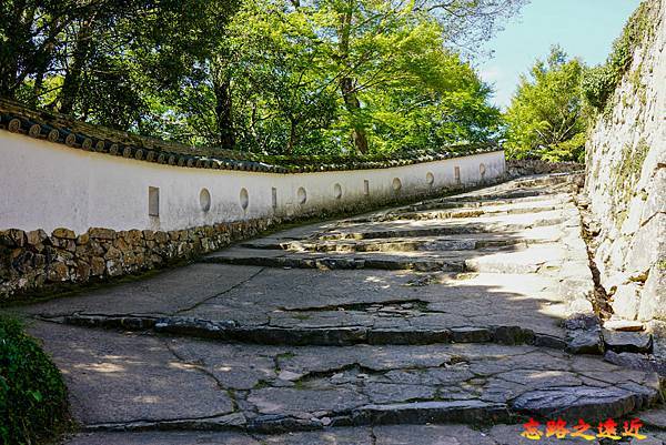 01-03 備中松山城三之平櫓東土塀.jpg