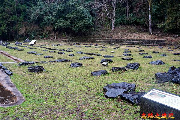 12 八王子城跡御殿礎石-1.jpg