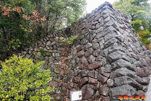 04 武田神社入口石垣.jpg