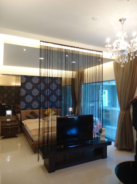 居家設計 爵士 都市中的慢活主義 5小客廳與主臥室的區隔使用黑色線簾 擺脫傳統的隔間 希望用半透明材質讓空間感不被侷限 Jpg 台中雷門室內設計