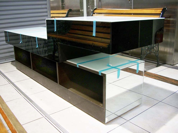 Table_造型層板(底層)5mm明鏡、(側邊)5mm黑鏡、(桌面)5mm強化白烤漆玻璃.jpg