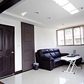 A3小客廳-60x60拋光石英磚,在視覺上有延伸空間感的效果,黑色的牛皮沙發搭配暖色系的拋光石英磚,讓空間敢提升.jpg