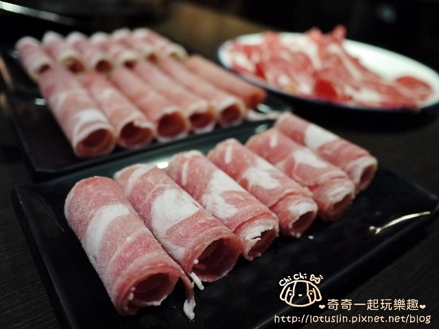 台北 蒙古紅 無油蒙古火鍋 優秀霜降牛.松阪豬 吃到飽鴛鴦火鍋 台北 蒙古紅 無油蒙古火鍋 優秀霜降牛.松阪豬 吃到飽鴛鴦火鍋