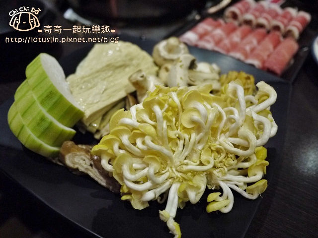 台北 蒙古紅 無油蒙古火鍋 優秀霜降牛.松阪豬 吃到飽鴛鴦火鍋 台北 蒙古紅 無油蒙古火鍋 優秀霜降牛.松阪豬 吃到飽鴛鴦火鍋