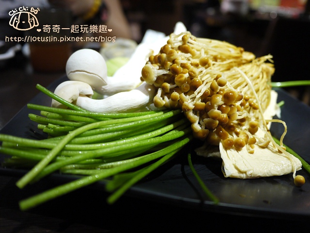 台北 蒙古紅 無油蒙古火鍋 優秀霜降牛.松阪豬 吃到飽鴛鴦火鍋 台北 蒙古紅 無油蒙古火鍋 優秀霜降牛.松阪豬 吃到飽鴛鴦火鍋