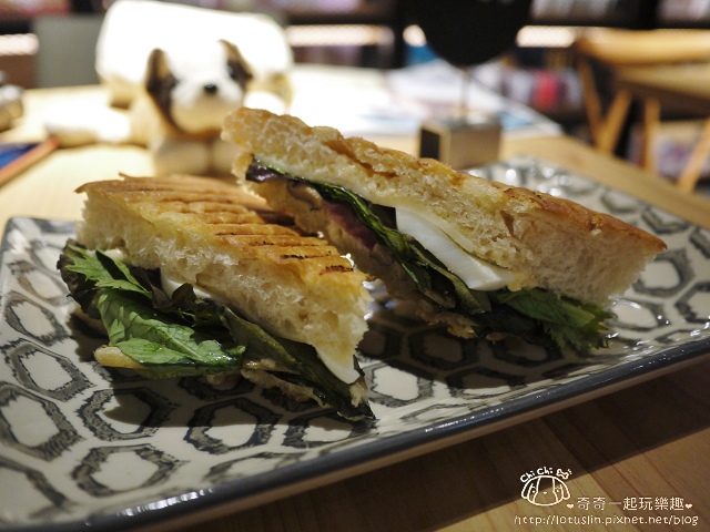 【台北東區.忠孝新生站】三創園區 鹹花生(黑膠咖啡館)早午餐。三明治。 【台北東區.忠孝新生站】三創園區 鹹花生(黑膠咖啡館)早午餐。三明治。