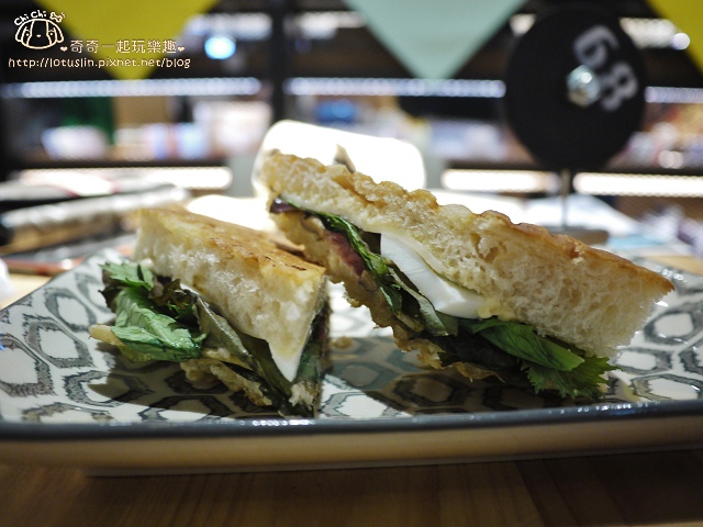 【台北東區.忠孝新生站】三創園區 鹹花生(黑膠咖啡館)早午餐。三明治。 【台北東區.忠孝新生站】三創園區 鹹花生(黑膠咖啡館)早午餐。三明治。