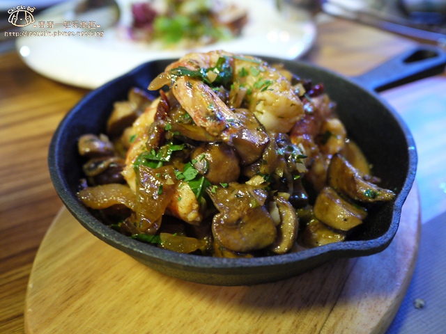 【台北東區.忠孝復興站】Bistro Smith咖啡餐酒館-超優秀蘑菇奶油與碳烤小豬(後火腿肉)義大利麵 【台北東區.忠孝復興站】Bistro Smith咖啡餐酒館-超優秀蘑菇奶油與碳烤小豬(後火腿肉)義大利麵