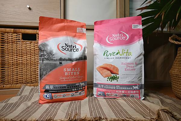 狗貓飼料推薦｜新萃NutriSource，寵物專業廚房！新萃極低敏無穀全齡貓(鮭魚餐+超級食物｜PV天然寵糧單一肉種系列)／新萃無穀全齡犬皮毛養護配方(鮭魚+鯡魚｜NS天然寵糧經典鮮肉系列 )