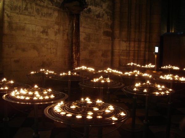 聖母院裡的燭光