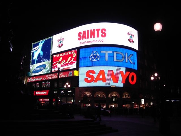 超熱鬧的piccadillycircus