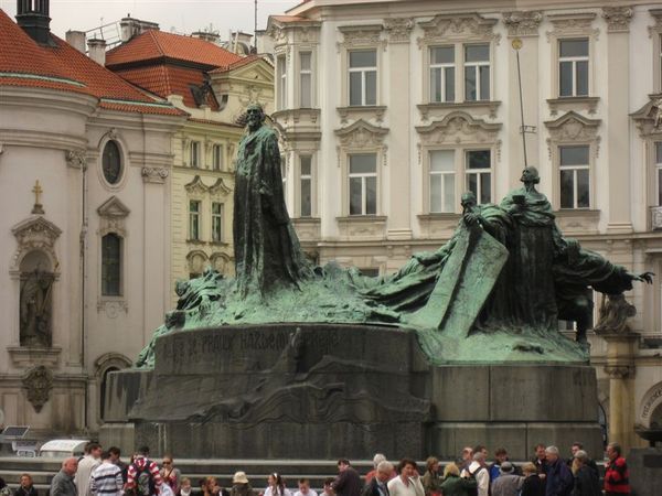 胡斯雕像~紀念15世紀宗教改革家胡斯英勇對抗腐敗的羅馬教廷，後來死於火焚