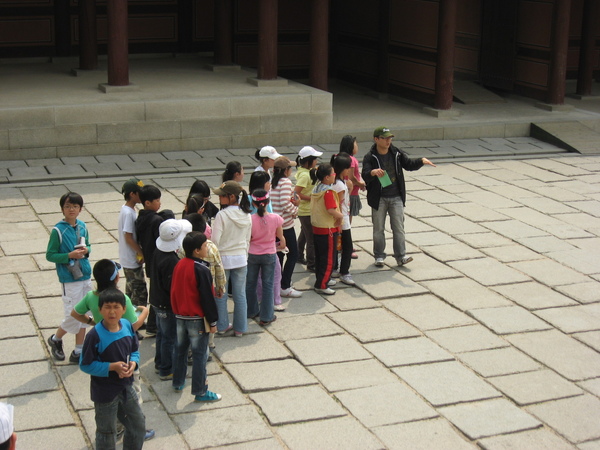 當天遇到很多校外教學的小學生