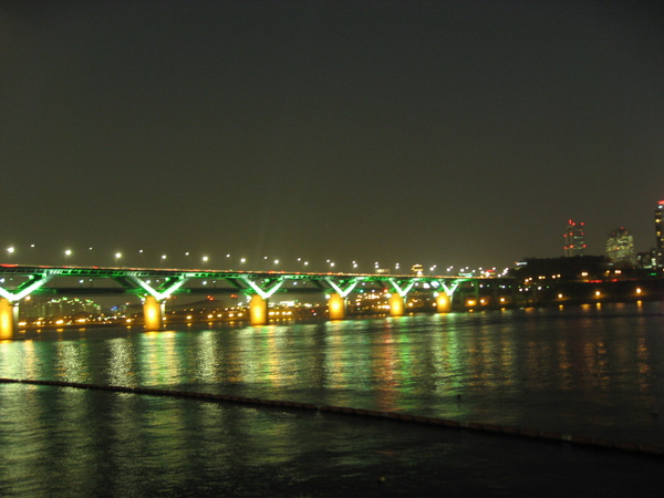 晚上坐地鐵到纛島站, 走出來就是漢江邊, 夜景也是許多戲劇取景場景, 的確蠻美的~~