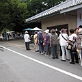 奈良東大寺，日本老人家的旅行團，還會乖乖排隊，真可愛