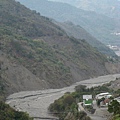 對照旁邊的道路，河道變超級寬的