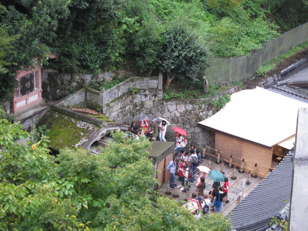 大家排隊等著喝"清水"