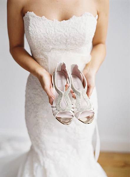 silver-wedding-shoes-how-to-shine-even-brighter-on-the-big-day-225-int.jpg