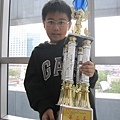 我在北區MPM數學比賽五年級組獲得第二名，拿到超大的獎杯！超開心！by守宇