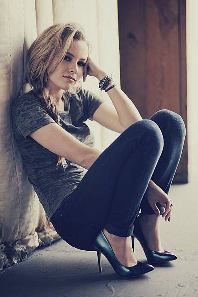 Bridgit-Mendler-bridgit-mendler-33072032-933-1400.jpg