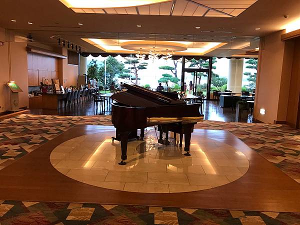 飯店正中央擺台鋼琴