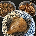 晚餐：小魚乾，豬頭皮，肉粽