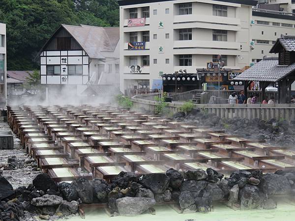 17夏 關東自駕 7 24草津溫泉 羅馬浴場場景 名物 溫泉蛋霜淇淋 景點 湯畑 熱乃湯 湯揉初體驗 西の河原公園 行者無疆 痞客邦